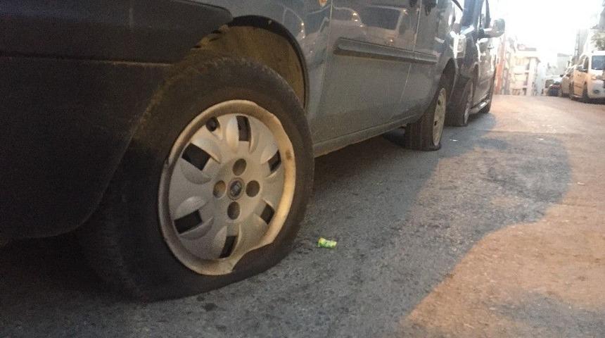 Beyoğlu&rsquo;nda 20 Aracın Lastiğini Patlattılar