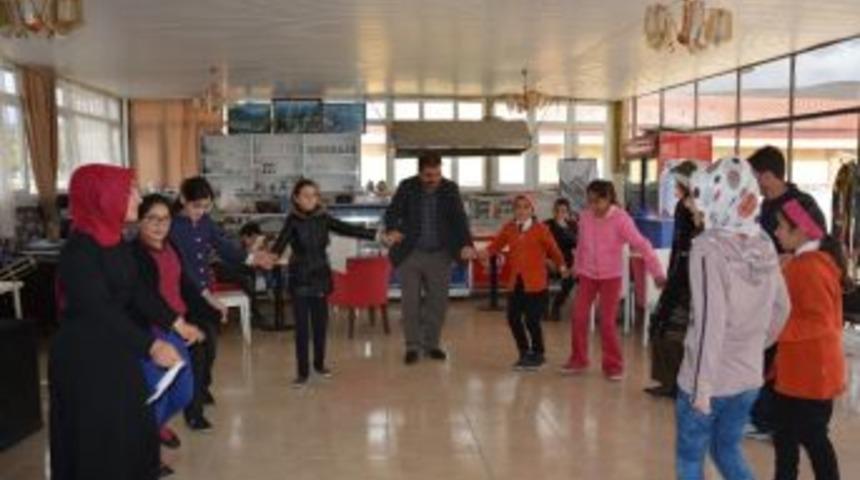 Erzincan G&ouml;n&uuml;ll&uuml; Gen&ccedil;ler Derneği Tercanlı &Ccedil;ocukların Kışlık İhtiya&ccedil;larını Karşıladı