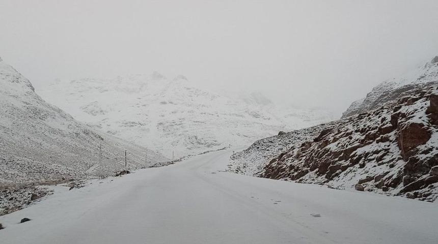 Van- Bah&ccedil;esaray Yolu Ulaşıma Kapandı
