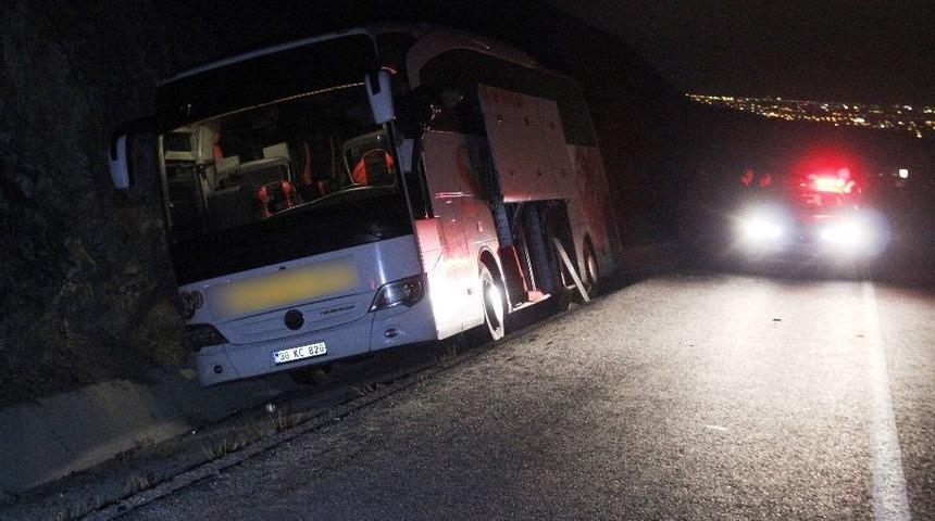 Yolcu Otob&uuml;s&uuml; Şarampole İndi, 3 Yolcu Şoka Girdi