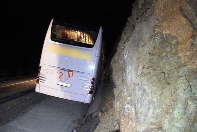 Yolcu Otobüsü Şarampole İndi, 3 Yolcu Şoka Girdi