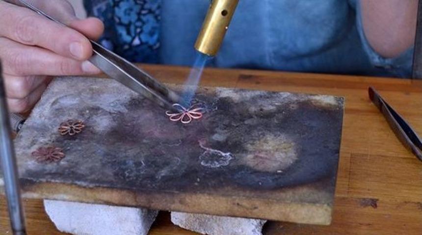 G&uuml;m&uuml;ş Ve Bakır Teller H&uuml;nerli Ellerde Can Buluyor