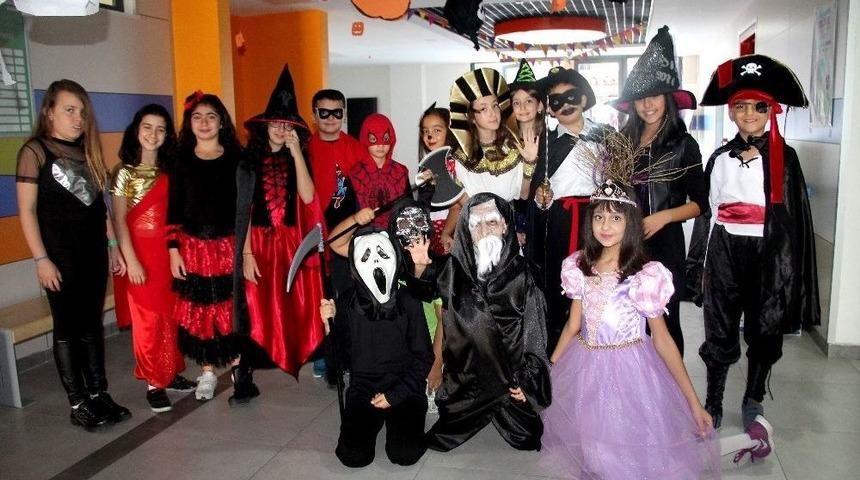 Cadılar Bayramında Kost&uuml;mlere B&uuml;r&uuml;nd&uuml;ler