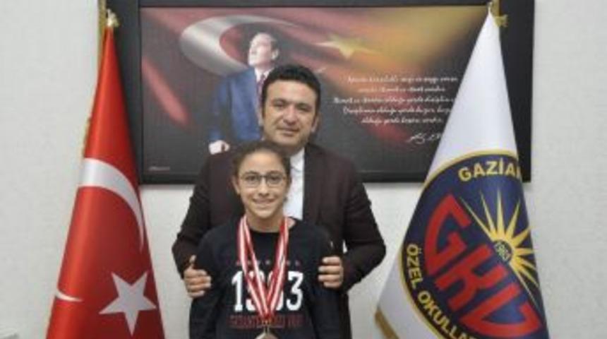 Gkv&rsquo;li Diclesu Sertpolat&rsquo;a Y&uuml;zmede Cumhuriyet Madalyası