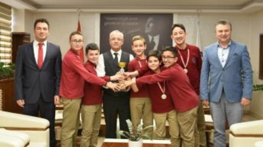 Başkan Kayda, T&uuml;rkiye Birincilerini &Ouml;d&uuml;llendirdi