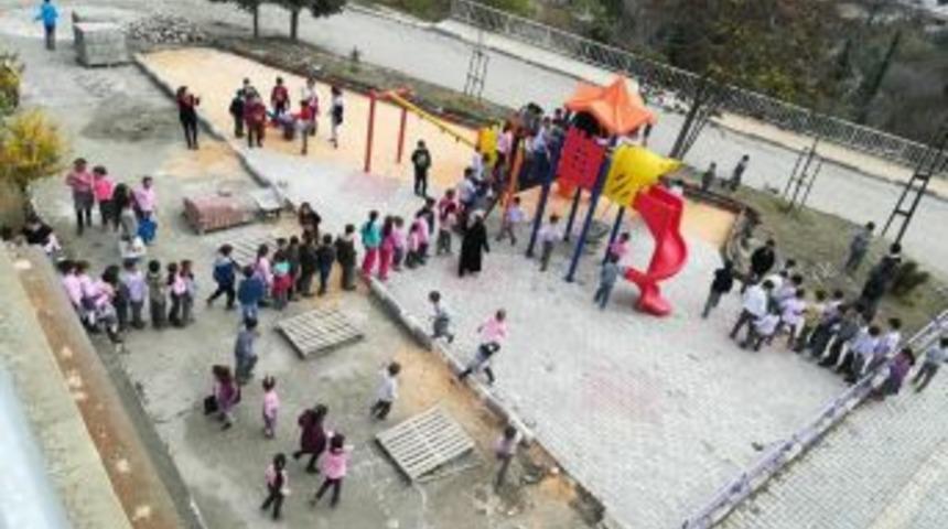 Vezirhan&rsquo;da İlkokul Bah&ccedil;esine &Ccedil;ocuk Oyun Parkı Kuruldu