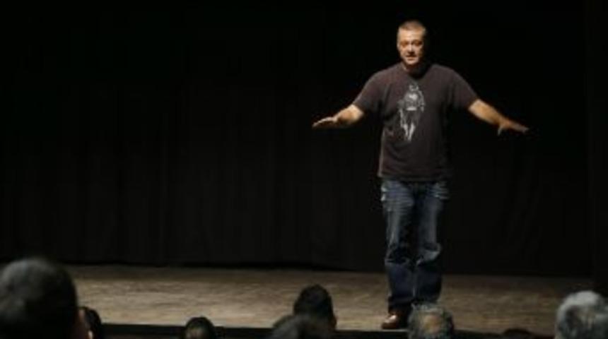 &Uuml;z&uuml;mc&uuml;, Tiyatro S&ouml;yleşisinde İzmirlilerle Buluştu