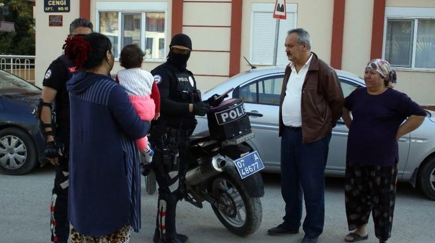 Oğullarının Gasp Ettiği Taksiciyi Şikayet&ccedil;i Olması İ&ccedil;in İkna Ettiler