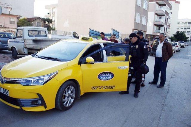 Oğullarının Gasp Ettiği Taksiciyi Şikayetçi Olması İçin İkna Ettiler