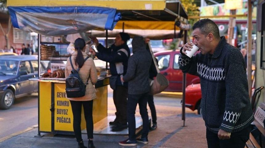 Buca&rsquo;da İşe Gidenlere Sıcak İkram