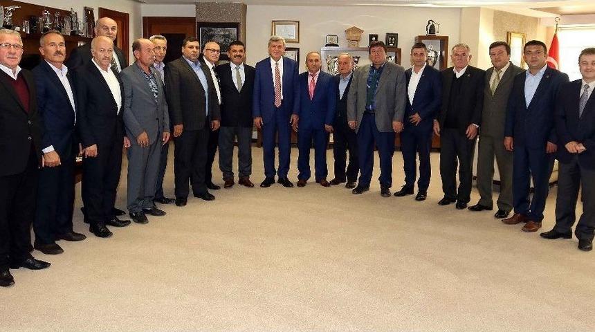 Muhtarlar Hizmet İ&ccedil;in Karaosmanoğlu&rsquo;na Teşekk&uuml;r Etti