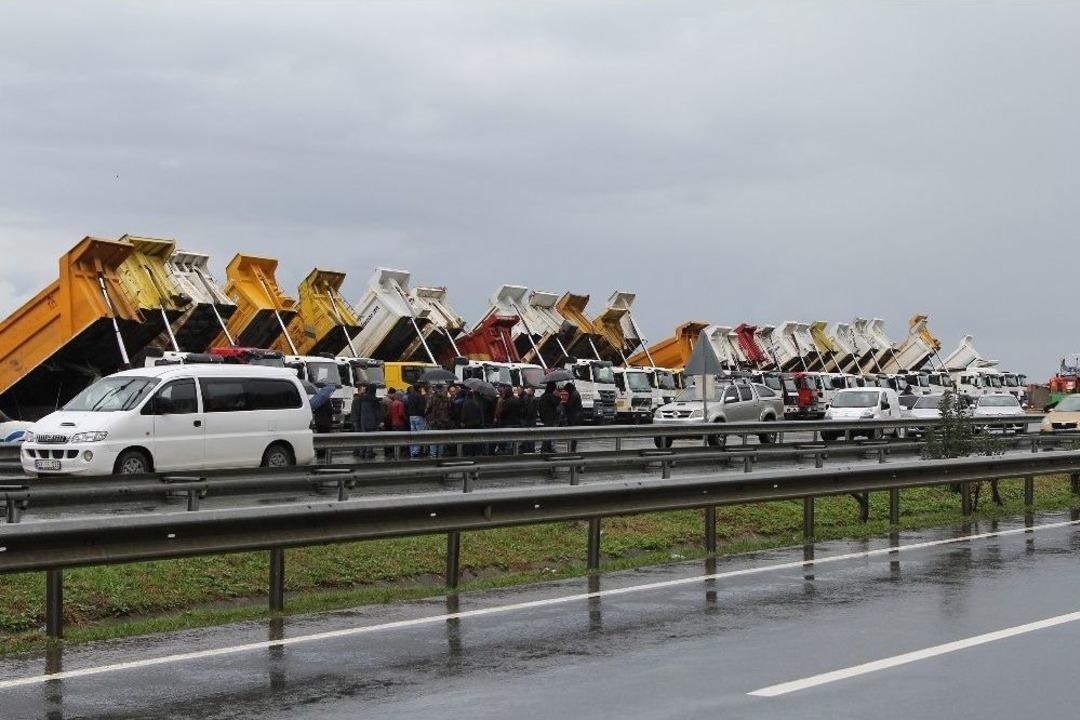 Rize-artvin Havalimanı İnşaatı &Ouml;n&uuml;nde Kamyoncular Eylem Yaptı