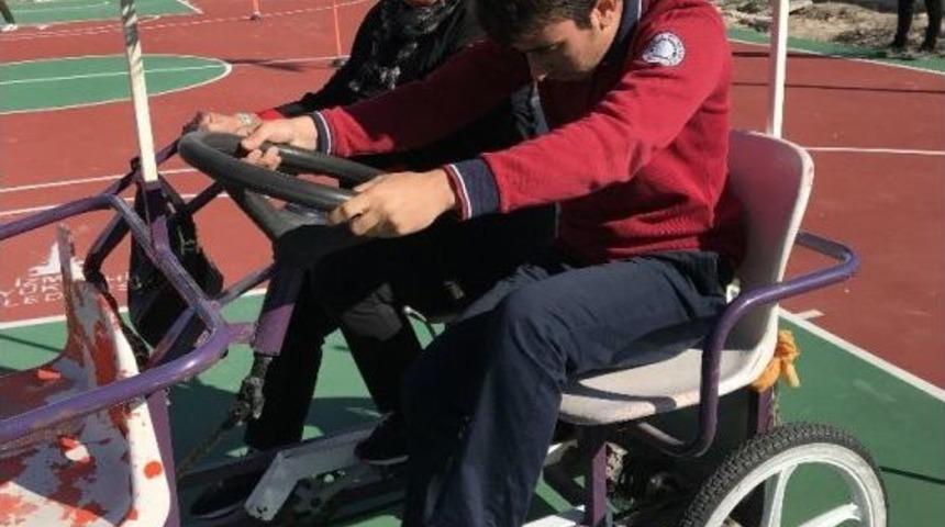 &Ccedil;eşme&rsquo;de &Ouml;zel &Ouml;ğrenciler Bisiklet S&uuml;rmeyi &Ouml;ğrendi