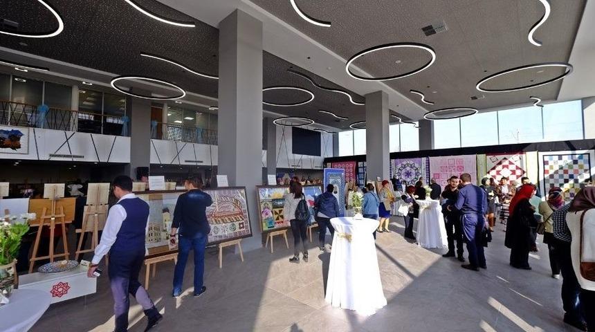 Busmek&rsquo;in H&uuml;nerli Ellerine &Ccedil;ifte &Ouml;d&uuml;l