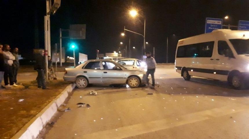 Hastane Kavşağında İki Otomobil &Ccedil;arpıştı