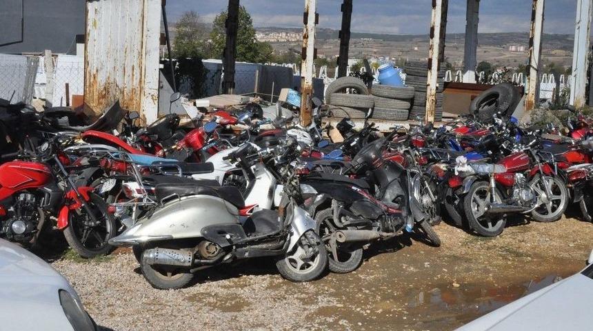 Ara&ccedil;lar Otoparklarda &Ccedil;&uuml;r&uuml;yor