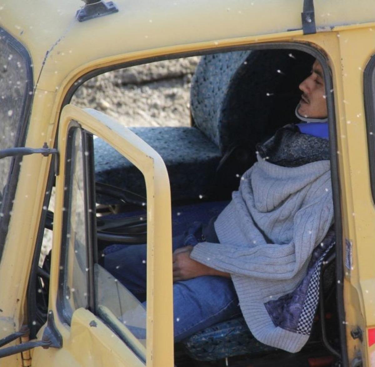 Sulama Kanalına D&uuml;şen Kamyonun S&uuml;r&uuml;c&uuml;s&uuml;n&uuml; Can-kur Kurtardı