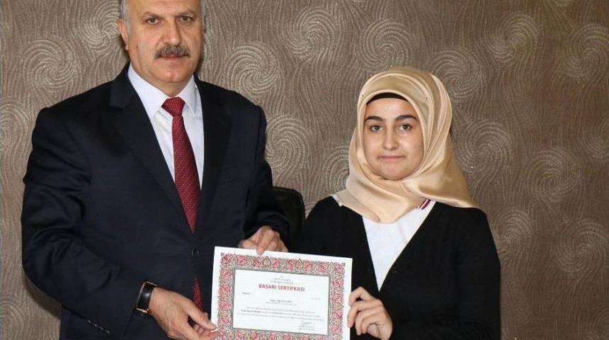 Kitap Okuma Etkinliği&rsquo;nde Dereceye Giren &Ouml;ğrenciler &Ouml;d&uuml;llendirildi