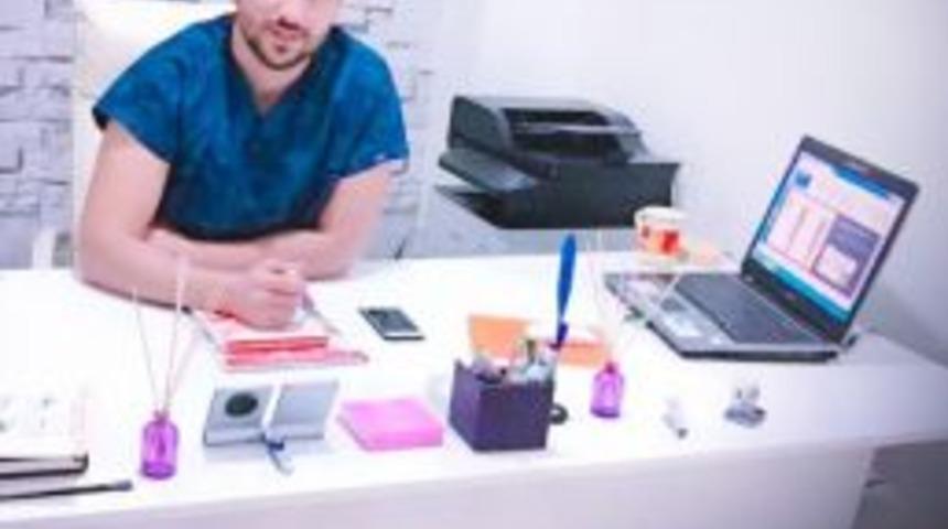 G&ouml;ğ&uuml;s Ve Sırt Ağrısı &Ccedil;ekenler Dikkat