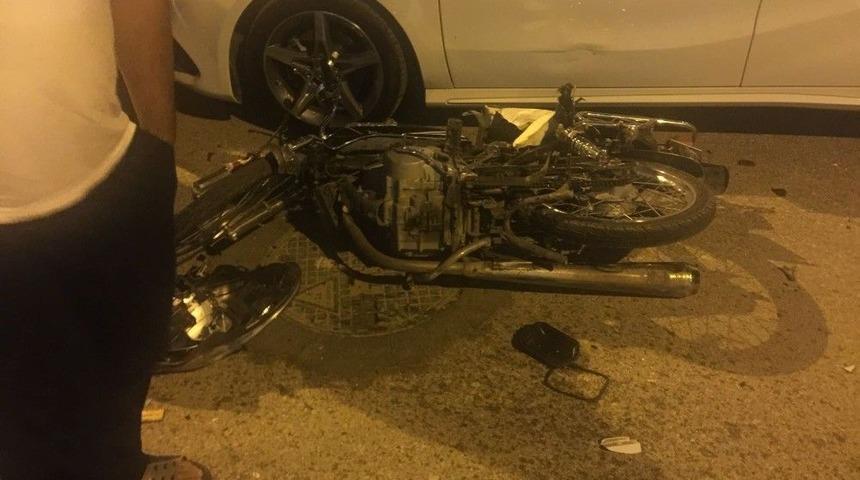 Motosikletle Hafif Ticari Ara&ccedil; &Ccedil;arpıştı: 1 Yaralı