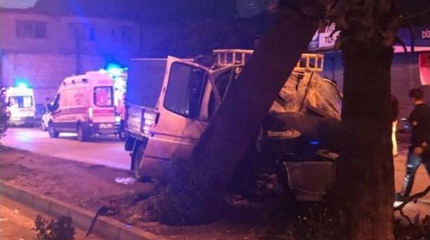 Pikap Refüjdeki Ağaca Çarptı: 3 Yaralı