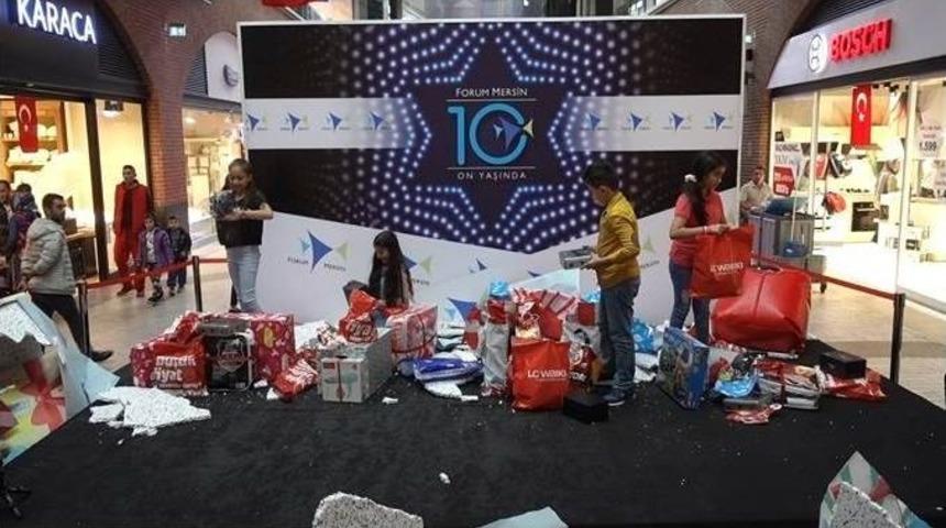 Forum Mersin, 29 Ekim Doğumlu &Ccedil;ocukları Hayallerindeki Hediyelere Kavuşturdu