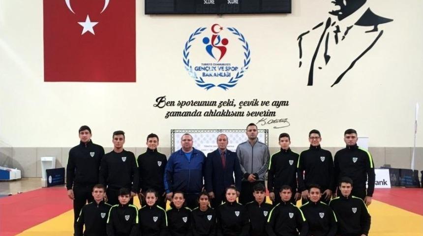 B&uuml;y&uuml;kşehirli Sporculardan Minderde B&uuml;y&uuml;k Başarı