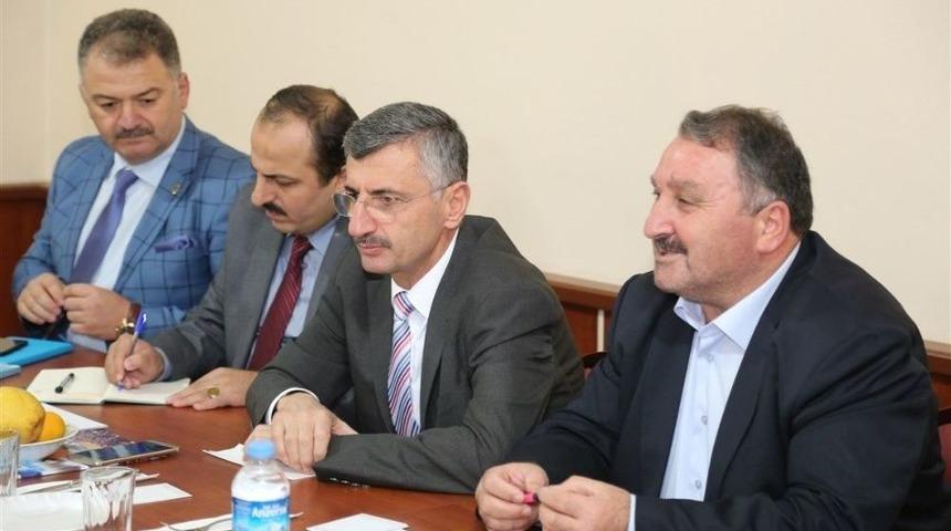 Vali Bektaş, Rize Yaz Meyve Sebze Toptancı Hali Esnafıyla Bir Araya Gelerek Talep Ve Beklentilerini Dinledi