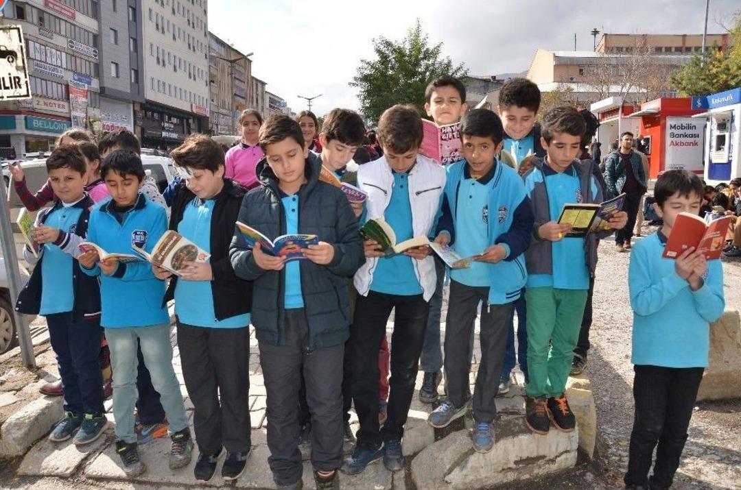 9 Bin &Ouml;ğrenci Kaldırımda Kitap Okudu