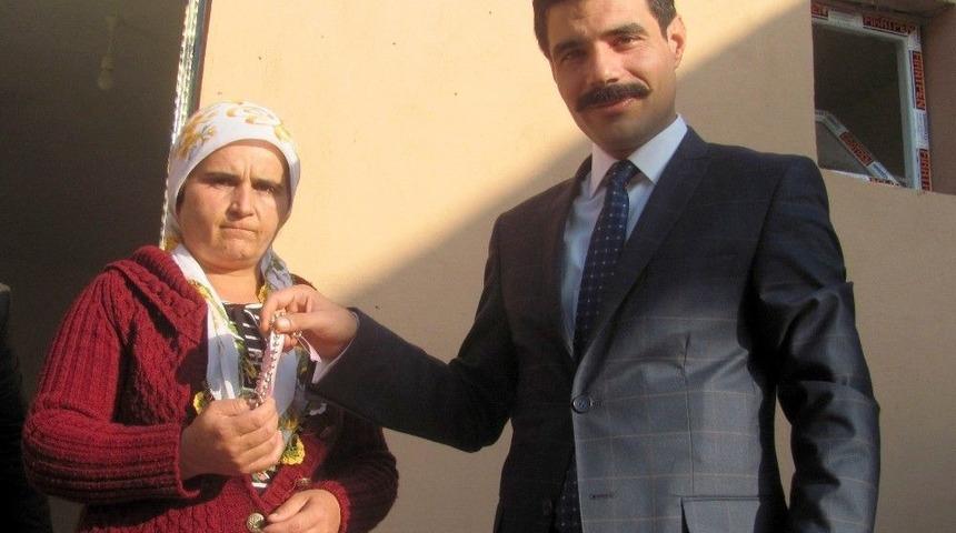 Evsiz Kadına Kaymakam Ev Yaptırdı