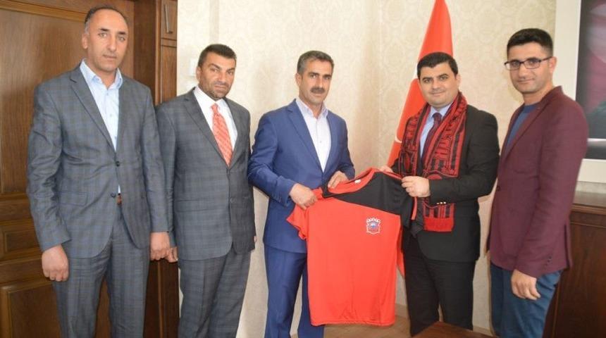 Eleşkirt Spor Kul&uuml;b&uuml; Temsilcilerinden İl&ccedil;e Kaymakamına Ziyaret