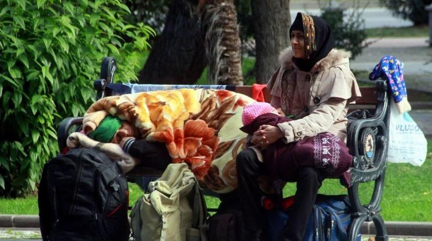 Battaniye Altında &Ccedil;aresiz Bekleyiş