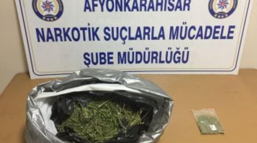 Polis G&ouml;zaltına Aldığı Zehir Tacirlerinin Evinde Esrar Yakaladı