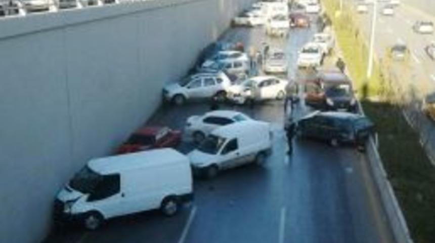 Otomatik Sulama Arızalandı, Yol Buz Pistine D&ouml;nd&uuml;, 20 Ara&ccedil; Birbirine Girdi
