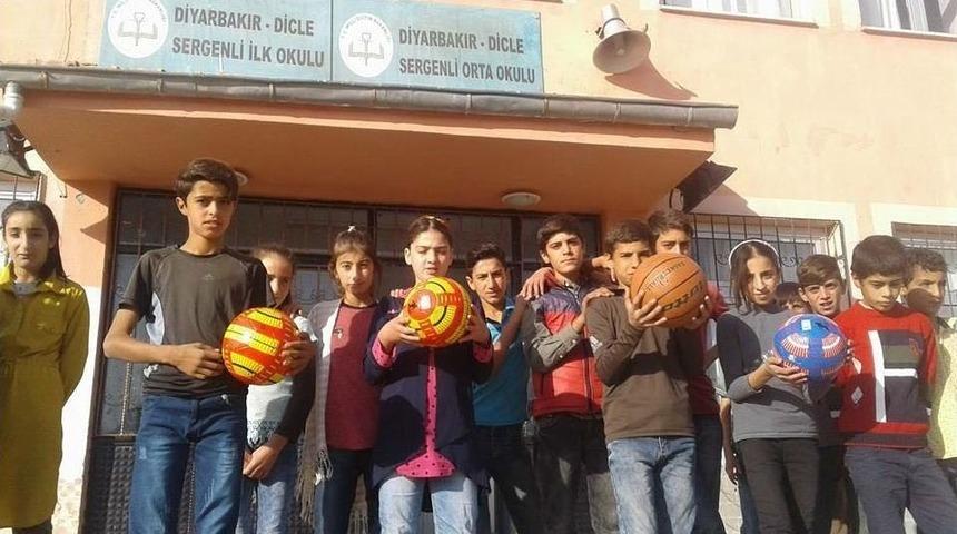 G&ouml;n&uuml;ll&uuml; &Ouml;ğretmenden Anlamlı Kampanya