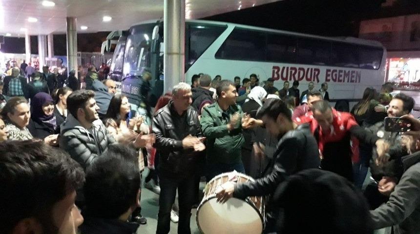 Isparta Otogarında &rsquo;en B&uuml;y&uuml;k Asker Bizim Asker&rsquo; Yoğunluğu