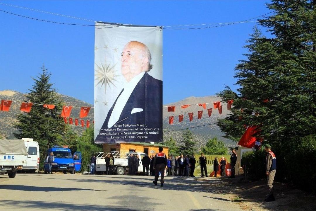 Demirel, 93&rsquo;&uuml;nc&uuml; Doğum G&uuml;n&uuml;nde Mezarı Başında Anıldı