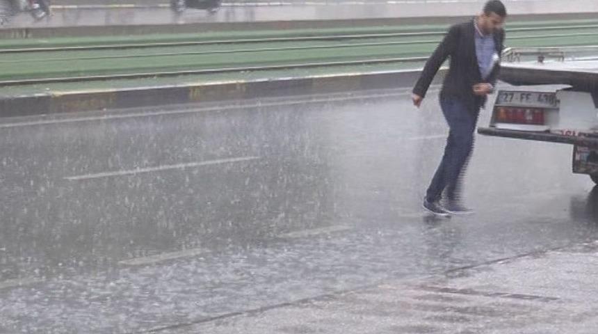 Gaziantep&rsquo;te Sağanak Yağmur Vatandaşları Hazırlıksız Yakaladı