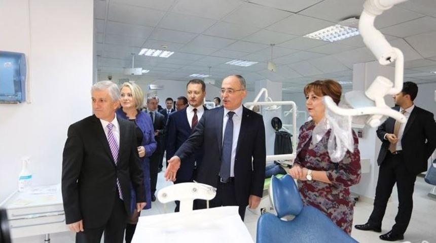 Diş Hekimliği Fak&uuml;ltesi 2017-2018 Akademik Yılı A&ccedil;ılışı Yapıldı