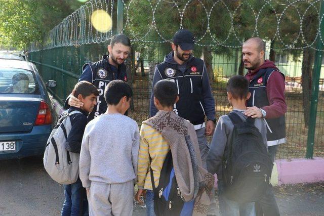 Diyarbakır’da Narkotim Ekipleri Okul Önlerinde Göz Açtırmıyor