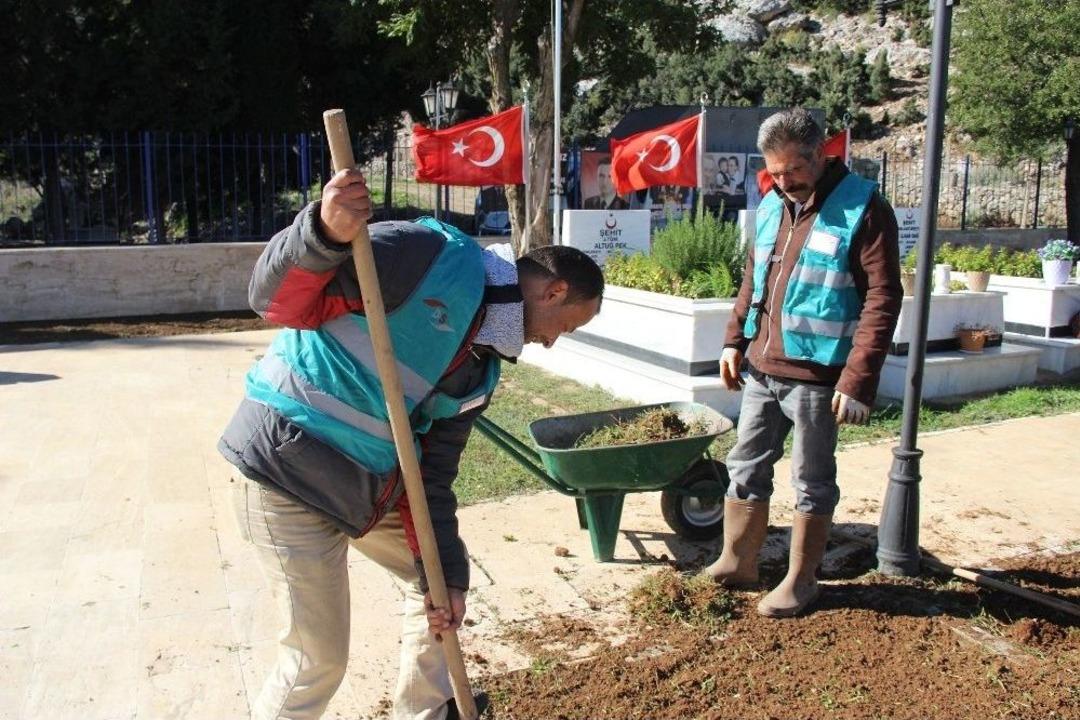 H&uuml;k&uuml;ml&uuml;ler Şehitlikte &Ccedil;evre D&uuml;zenlemesi Yaptı