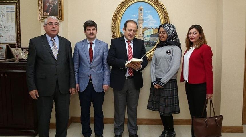 “karanlıkta Gelen Sen” Kitabının Yazarı Nisanur Ayaz, Vali Pehlivan’a Kitabını Takdim Etti