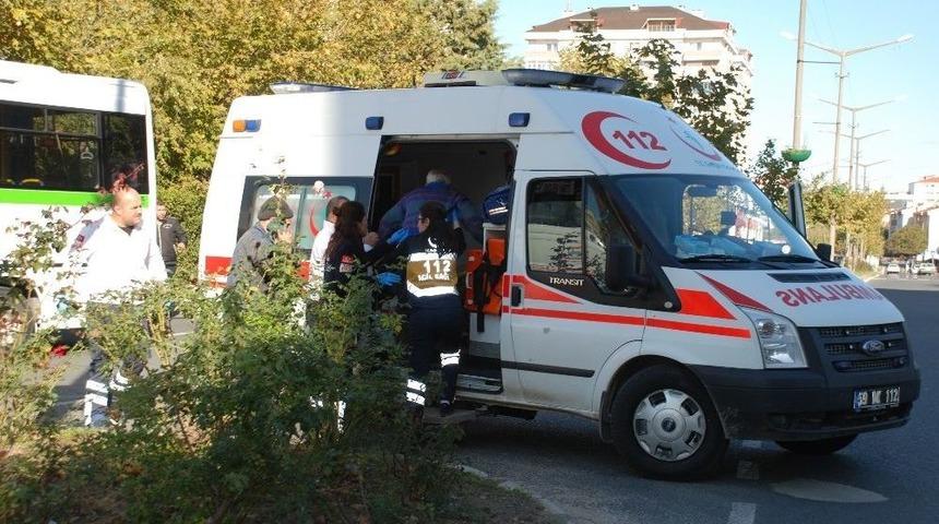 Motosiklet Minib&uuml;se &Ccedil;arptı: 2 Yaralı