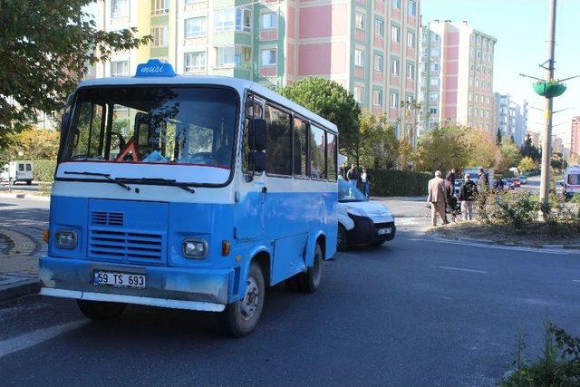 Motosiklet Minibüse Çarptı: 2 Yaralı