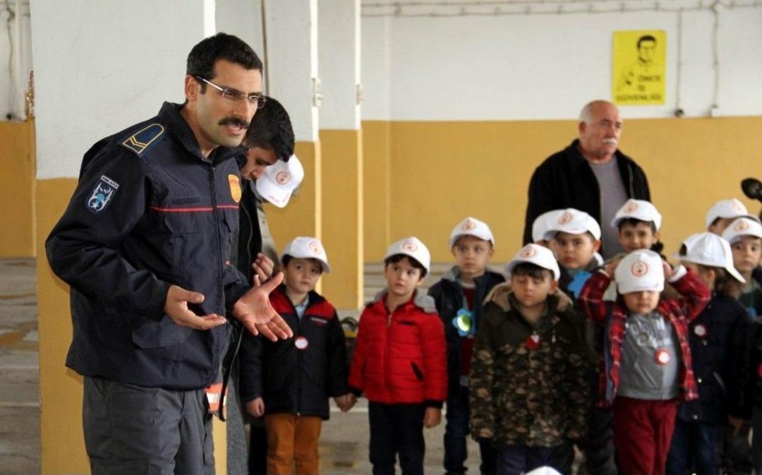 Minik &Ouml;ğrenciler &lsquo;yangın Dede&rsquo;den Eğitim Aldı
