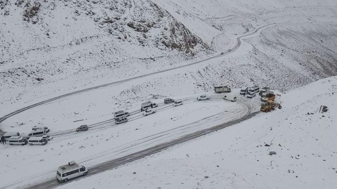 Van- Bah&ccedil;esaray Yolu Ulaşıma A&ccedil;ıldı