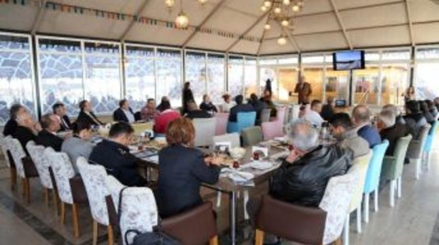 Başkan Duruay Sahil Kenarında İşletmesi Bulunan Esnaf İle Toplantı Yaptı