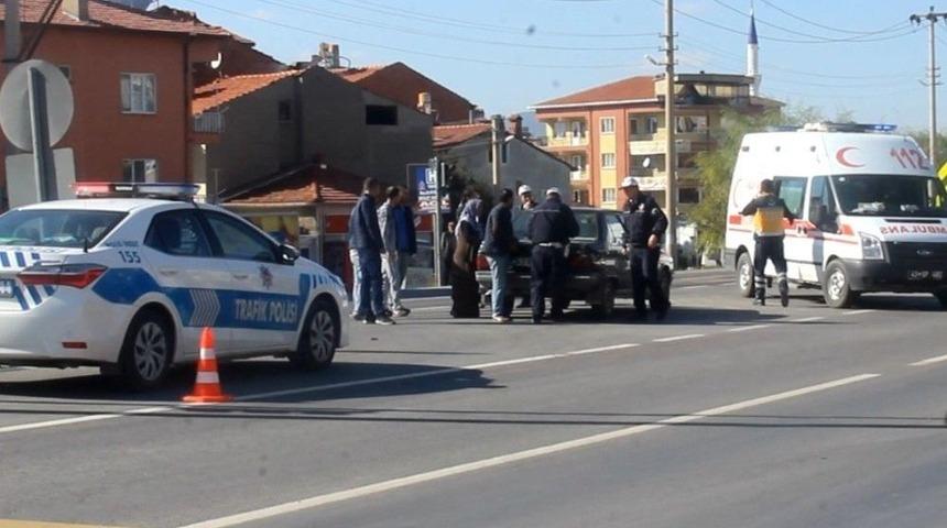 Otomobil Yolun Karşısına Ge&ccedil;meye &Ccedil;alışan Yayaya &Ccedil;arptı