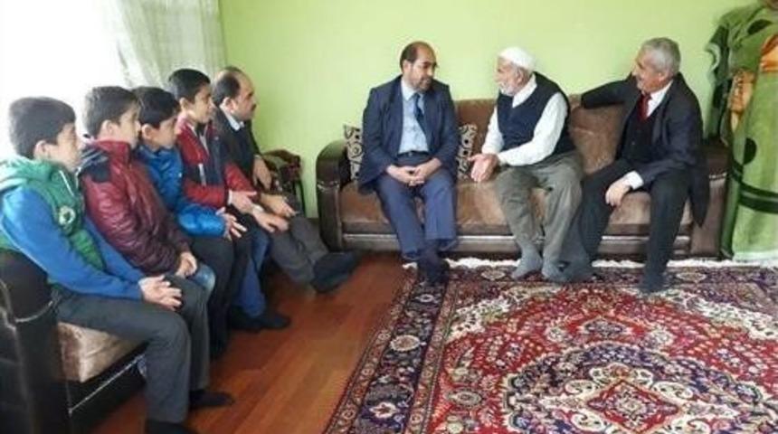 Kur’an Kursu Öğrencilerinden Yaşlılara Ziyaret