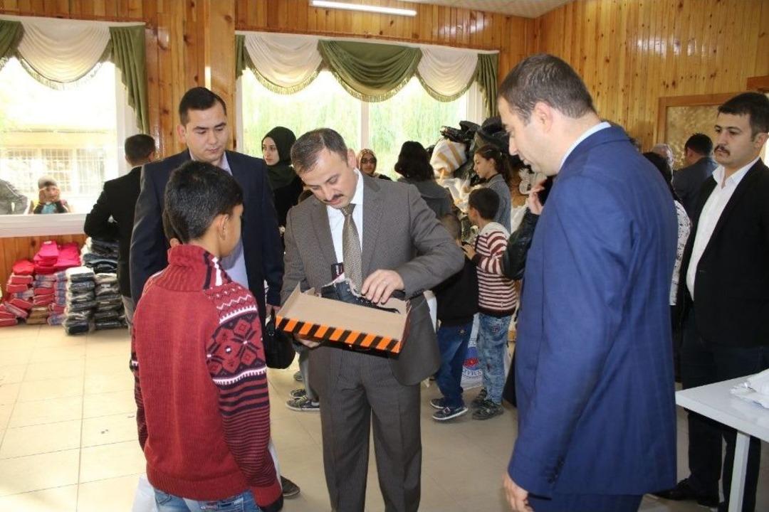 İhtiya&ccedil; Sahibi 2 Bin &Ouml;ğrenciye Giyim Yardımı